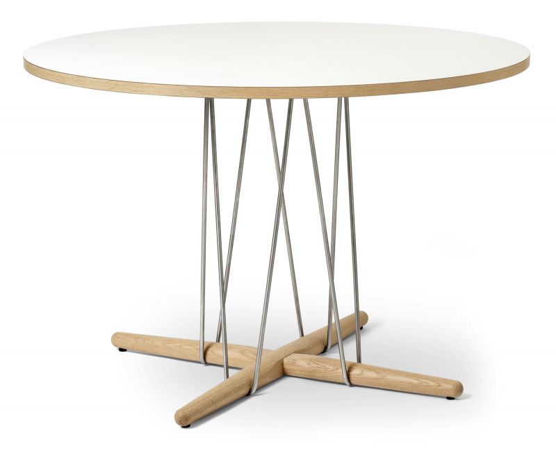 E020 Embrace Tisch von Carl Hansen & Søn: Runder Esstisch mit Eichengestell und weißer Tischplatte.